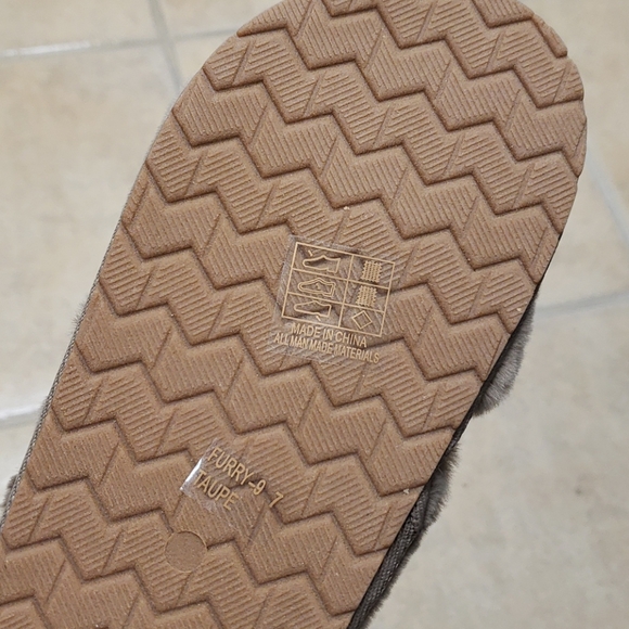 Fluffy criss cross tan Slides - Picture 7 of 7